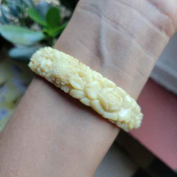 Vintage 1950s Carved Celluloid Rose Flower Bracelet - Picture 4 of 8